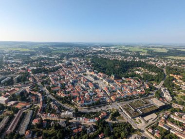 Tarihi mimarisi ve kırmızı çatıları olan Jihlava şehir merkezinin hava manzarası.