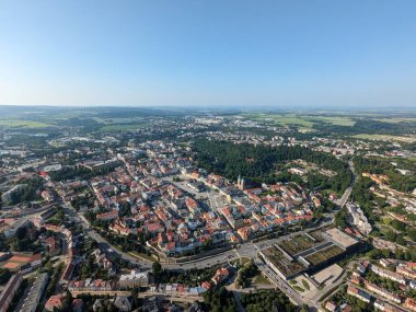 Tarihi mimarisi ve kırmızı çatıları olan Jihlava şehir merkezinin hava manzarası.