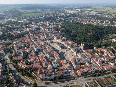 Tarihi mimarisi ve kırmızı çatıları olan Jihlava şehir merkezinin hava manzarası.