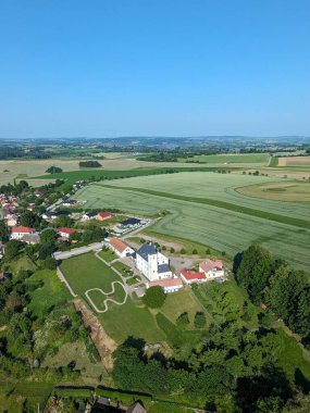 Priseka Kalesi ve müze hava manzarası orman ve küçük köylerle çevrili.