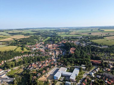 Brtnice kasabası ve Vysocina bölgesindeki tarihi kale panoraması, Bohemya Çek Cumhuriyeti