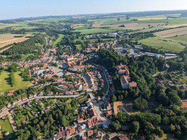 Brtnice kasabası ve Vysocina bölgesindeki tarihi kale panoraması, Bohemya Çek Cumhuriyeti