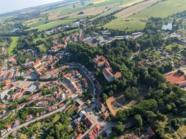 Brtnice kasabası ve Vysocina bölgesindeki tarihi kale panoraması, Bohemya Çek Cumhuriyeti