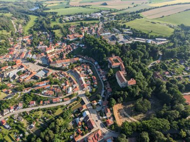 Brtnice kasabası ve Vysocina bölgesindeki tarihi kale panoraması, Bohemya Çek Cumhuriyeti