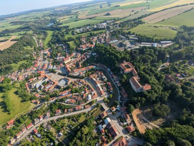 Brtnice kasabası ve Vysocina bölgesindeki tarihi kale panoraması, Bohemya Çek Cumhuriyeti