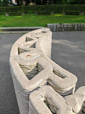 Küçük bir mimari sanatsal evin 3D baskılı beton duvarı. Dijital Sanatsal Sanatın Girişimi.