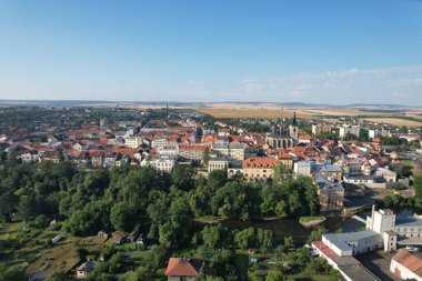 Louny tarihi kasaba ve şehir merkezi havacılık panoraması, Ceske Stredohori, Bohemya Çek Cumhuriyeti, eski şehir meydanı ve sokaklar dönüm noktası