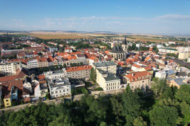 Louny tarihi kasaba ve şehir merkezi havacılık panoraması, Ceske Stredohori, Bohemya Çek Cumhuriyeti, eski şehir meydanı ve sokaklar dönüm noktası