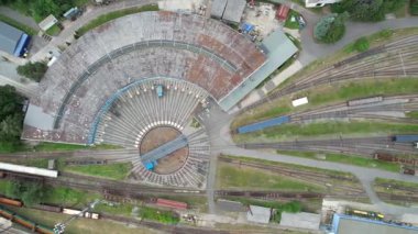 Lokomotifler için demiryolu döner tablosu. Hava manzaralı tren döner tablosu.