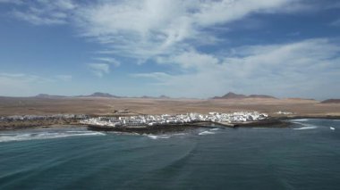 Lanzarote adasında kumlu plajları olan ünlü sahil kasabası İspanya 'nın kanarya manzaralı panoramik adalarında yakalandı.