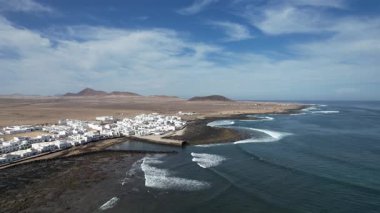 Lanzarote adasında kumlu plajları olan ünlü sahil kasabası İspanya 'nın kanarya manzaralı panoramik adalarında yakalandı.