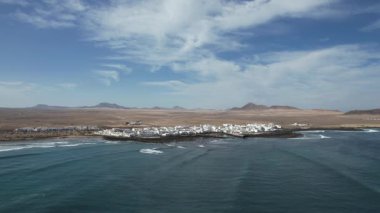 Lanzarote adasında kumlu plajları olan ünlü sahil kasabası İspanya 'nın kanarya manzaralı panoramik adalarında yakalandı.