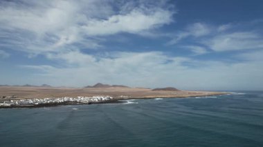 Lanzarote adasında kumlu plajları olan ünlü sahil kasabası İspanya 'nın kanarya manzaralı panoramik adalarında yakalandı.
