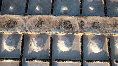 Lanzarote Adası 'ndaki SALINAS de JANUBIO tuz düzlükleri, Kanarya Adaları' nın volkanik kıyı şeridi boyunca uzanan tarihi tuz üretim alanı