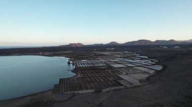 Lanzarote Adası 'ndaki SALINAS de JANUBIO tuz düzlükleri, Kanarya Adaları' nın volkanik kıyı şeridi boyunca uzanan tarihi tuz üretim alanı