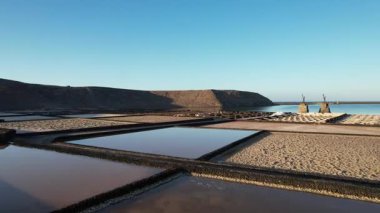 Lanzarote Adası 'ndaki SALINAS de JANUBIO tuz düzlükleri, Kanarya Adaları' nın volkanik kıyı şeridi boyunca uzanan tarihi tuz üretim alanı