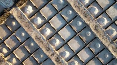 Lanzarote Adası 'ndaki SALINAS de JANUBIO tuz düzlükleri, Kanarya Adaları' nın volkanik kıyı şeridi boyunca uzanan tarihi tuz üretim alanı