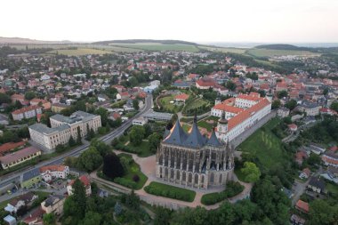 Kutna Hora, Çek Cumhuriyeti 'nde UNESCO' nun dünya mirası olan Saint Barbara Kilisesi ile kentin hava görüntüsü. Kutna Hora 'nın tarihi merkezi, Bohemya Avrupa.