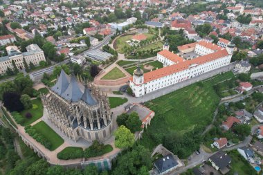 Kutna Hora, Çek Cumhuriyeti 'nde UNESCO' nun dünya mirası olan Saint Barbara Kilisesi ile kentin hava görüntüsü. Kutna Hora 'nın tarihi merkezi, Bohemya Avrupa.