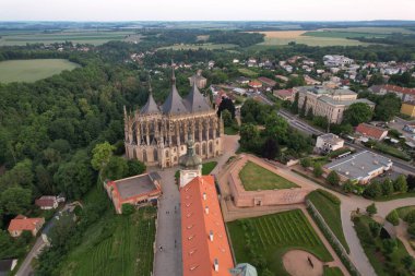 Kutna Hora, Çek Cumhuriyeti 'nde UNESCO' nun dünya mirası olan Saint Barbara Kilisesi ile kentin hava görüntüsü. Kutna Hora 'nın tarihi merkezi, Bohemya Avrupa.