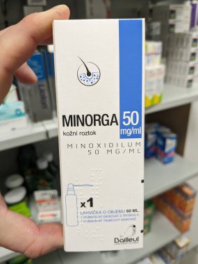 Prag, Çek Cumhuriyeti-6 Mayıs 2025: Minorga Minoxidil erkek şablonunda saç büyümesi için güncel çözüm