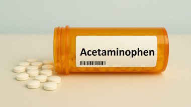 Hastane eczane masasındaki ACETAMINOPHEN tabletlerinin kutusu, ağrıyı hafifletmek ve ateşi düşürmek için kullanılır.