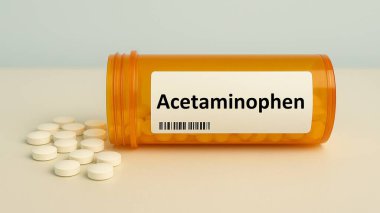 Hastane eczane masasındaki ACETAMINOPHEN tabletlerinin kutusu, ağrıyı hafifletmek ve ateşi düşürmek için kullanılır.
