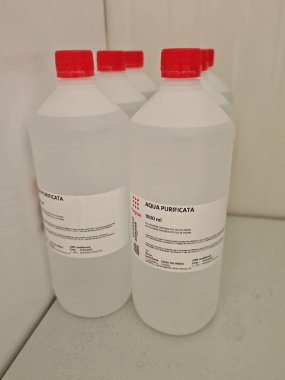 Prag, Çek Cumhuriyeti-6 Mayıs 2025: AQUA PURIFICATA ilaç ve laboratuvar uygulamaları için kullanılan arıtılmış su