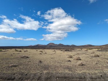 Lanzarote, Kanarya Adaları 'ndaki volkanik dağ manzarası dramatik arazileri ve kurak doğal güzellikleri gösteriyor.