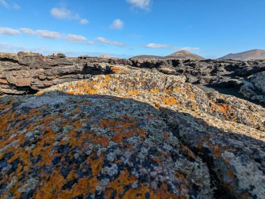 Lanzarote, Kanarya Adaları 'ndaki volkanik dağ manzarası dramatik arazileri ve kurak doğal güzellikleri gösteriyor.