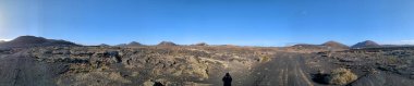 Lanzarote, Kanarya Adaları 'ndaki volkanik dağ manzarası dramatik arazileri ve kurak doğal güzellikleri gösteriyor.