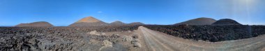 Lanzarote, Kanarya Adaları 'ndaki volkanik dağ manzarası dramatik arazileri ve kurak doğal güzellikleri gösteriyor.