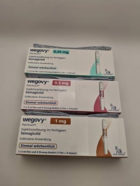 Prag, Çek Cumhuriyeti-8 Temmuz 2025: Obezite ve kilo kaybı tedavisinde kullanılan NOVO NORDISK tarafından Wegovy semaglutide enjeksiyon kalemi