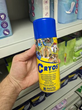 Prag, Çek Cumhuriyeti-6 Mayıs 2025: Mavi tıbbi ambalajda kas ve eklem ağrıları için kriyos soğutma spreyi gösterildi