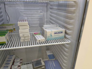 Prag, Çek Cumhuriyeti-6 Mayıs 2025: Soğuk zincir deposunda termobil ilaçlar için eczane buzdolabı