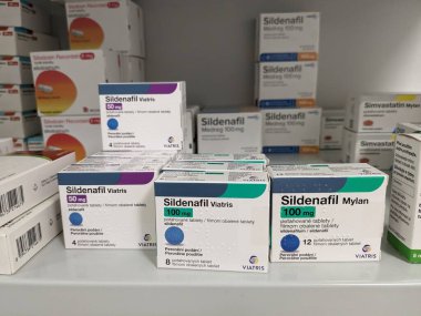 Prag, Çek Cumhuriyeti-6 Mayıs 2025: Sildenafil Mylan tıbbı ve Sildenafil sitrat Mylan tarafından üretilen ereksiyon bozukluğu tedavisinde kullanıldı