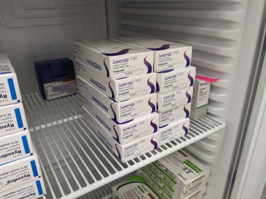 Prag, Çek Cumhuriyeti-6 Mayıs 2025: Saxenda liraglutide enjeksiyon kalemi buzdolabı çekmecesinde saklanıyor