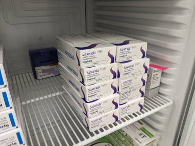 Prag, Çek Cumhuriyeti-6 Mayıs 2025: Saxenda liraglutide enjeksiyon kalemi buzdolabı çekmecesinde saklanıyor