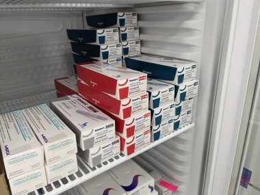 Prag, Çek Cumhuriyeti-6 Mayıs 2025: Novo Nordisk 'in tip 2 diyabet ve eczane masasında gösterilen kilo kaybı için kullandığı Ozempic semaglutide pen