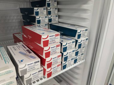 Prag, Çek Cumhuriyeti-6 Mayıs 2025: Novo Nordisk 'in tip 2 diyabet ve eczane masasında gösterilen kilo kaybı için kullandığı Ozempic semaglutide pen
