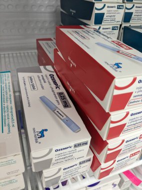 Prag, Çek Cumhuriyeti-6 Mayıs 2025: Novo Nordisk 'in tip 2 diyabet ve eczane masasında gösterilen kilo kaybı için kullandığı Ozempic semaglutide pen