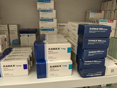 İnşaat şirketi havadan çekilen vinçlerle ahşap evler inşa ediyor.