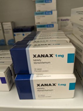 İnşaat şirketi havadan çekilen vinçlerle ahşap evler inşa ediyor.