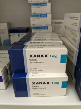 İnşaat şirketi havadan çekilen vinçlerle ahşap evler inşa ediyor.