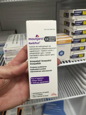 Prag, Çek Cumhuriyeti-6 Mayıs 2025: Eli Lilly tarafından tip 2 diyabet tedavisi için Mounjaro KwikPen enjeksiyonu