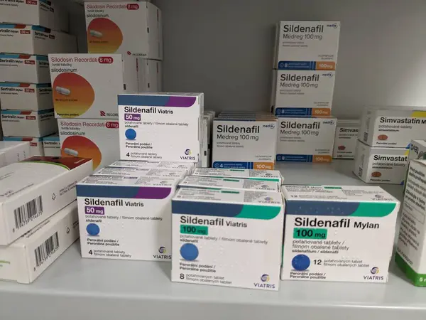 Prag, Çek Cumhuriyeti-6 Mayıs 2025: Sildenafil Mylan tıbbı ve Sildenafil sitrat Mylan tarafından üretilen ereksiyon bozukluğu tedavisinde kullanıldı