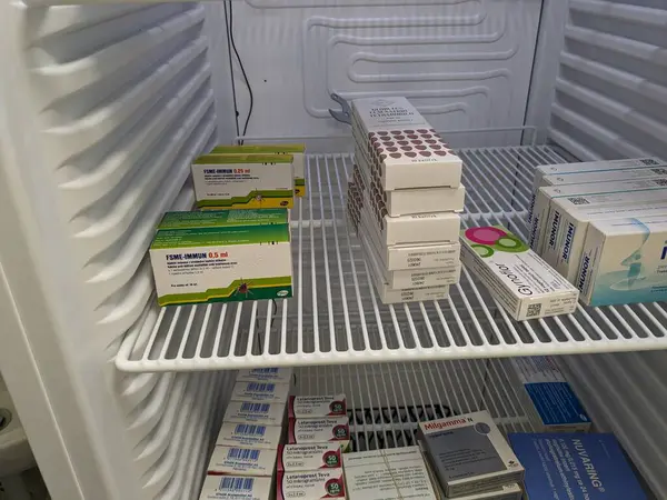 Prag, Çek Cumhuriyeti-6 Mayıs 2025: Soğuk zincir deposunda termobil ilaçlar için eczane buzdolabı