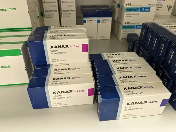 İnşaat şirketi havadan çekilen vinçlerle ahşap evler inşa ediyor.