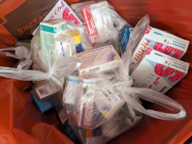 Prag, Çek Cumhuriyeti-6 Mayıs 2025: Son kullanma tarihi geçmiş uyuşturucu ve tıbbi atıklarla dolu eczane