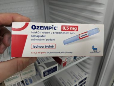 Prag, Çek Cumhuriyeti-6 Mayıs 2025: Novo Nordisk 'in tip 2 diyabet ve eczane masasında gösterilen kilo kaybı için kullandığı Ozempic semaglutide pen